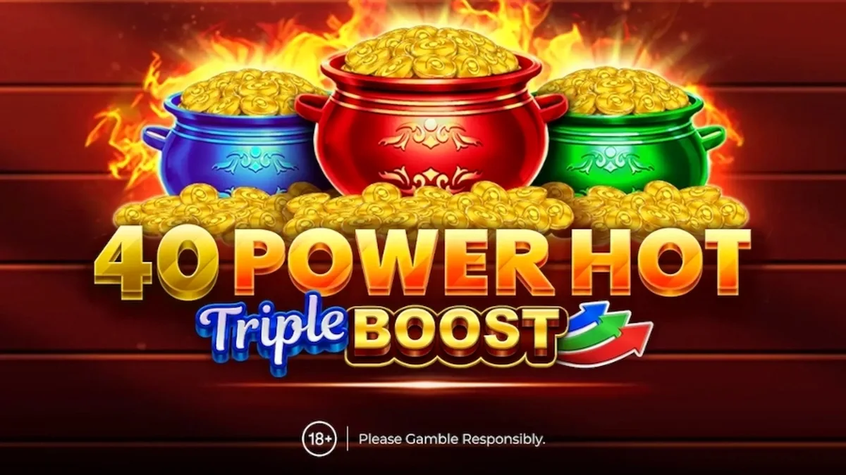 Captura de tela do jogo 40 Power Hot Triple Boost mostrando bobinas cheias de símbolos de frutas e setes flamejantes, com o logotipo do jogo em destaque.